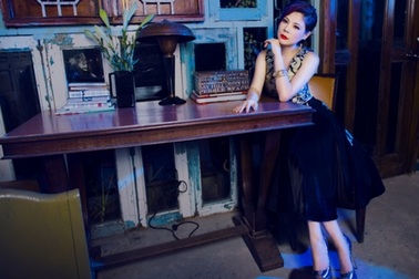 Thanh Thảo buồn man mác bên khung cửa sổ