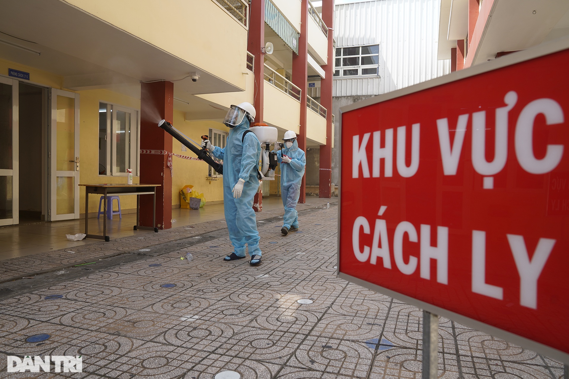 Thiếu niên 15 tuổi tình nguyện tham gia đội khử khuẩn đường phố ở Sài Gòn - 10