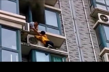 Người hùng liều lĩnh mạng sống cứu em bé mắc kẹt trong đám cháy