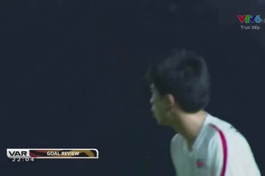 Hyon Ju ghi bàn cho U23 Triều Tiên ở phút bù giớ thứ nhất