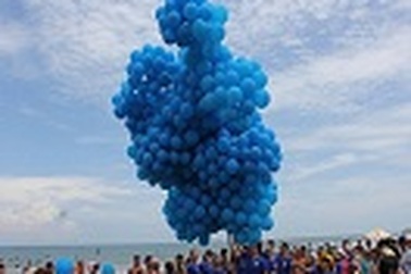 Màn trình diễn flashmob hoành tráng trên biển tại Việt Nam 