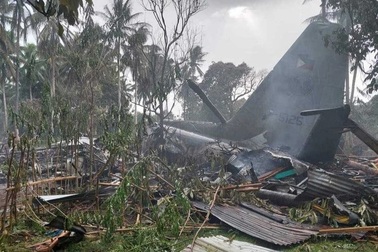 Ít nhất 45 người chết, nhiều binh sĩ nhảy khỏi máy bay Philippines bốc cháy