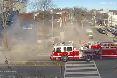 Ngôi nhà ở Mỹ bất ngờ đổ sập thành đống gạch vụn