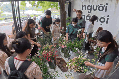 Cà phê "buffet hoa" thu hút hàng trăm bạn trẻ tới trải nghiệm