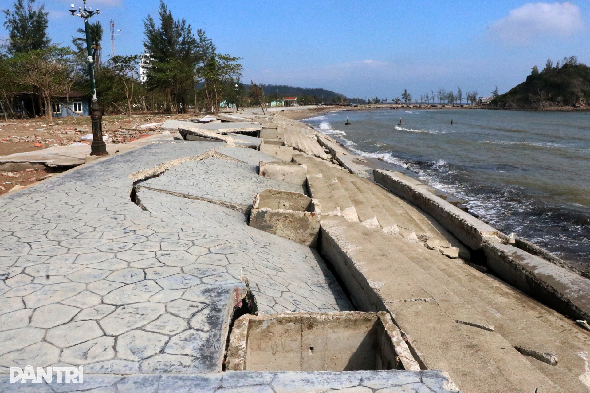 Kè biển hàng chục tỷ đồng bị bão Bualoi xé nát - 1