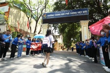 Con 9 năm học sinh xuất sắc vẫn trượt lớp 10, mẹ chật vật xoay hướng