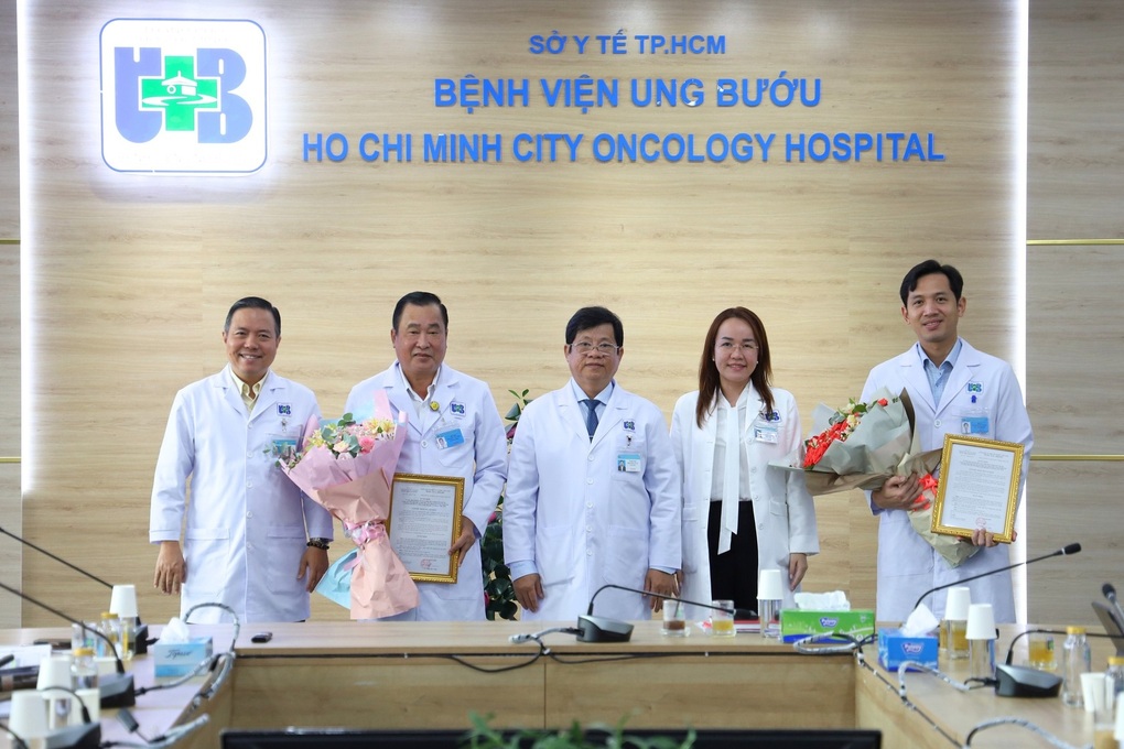 Bác sĩ cứu bé gái nguy kịch trên chuyến bay TPHCM - Hà Nội được khen thưởng - 3 Bác sĩ cứu bé gái nguy kịch trên chuyến bay TPHCM - Hà Nội được khen thưởng - 3