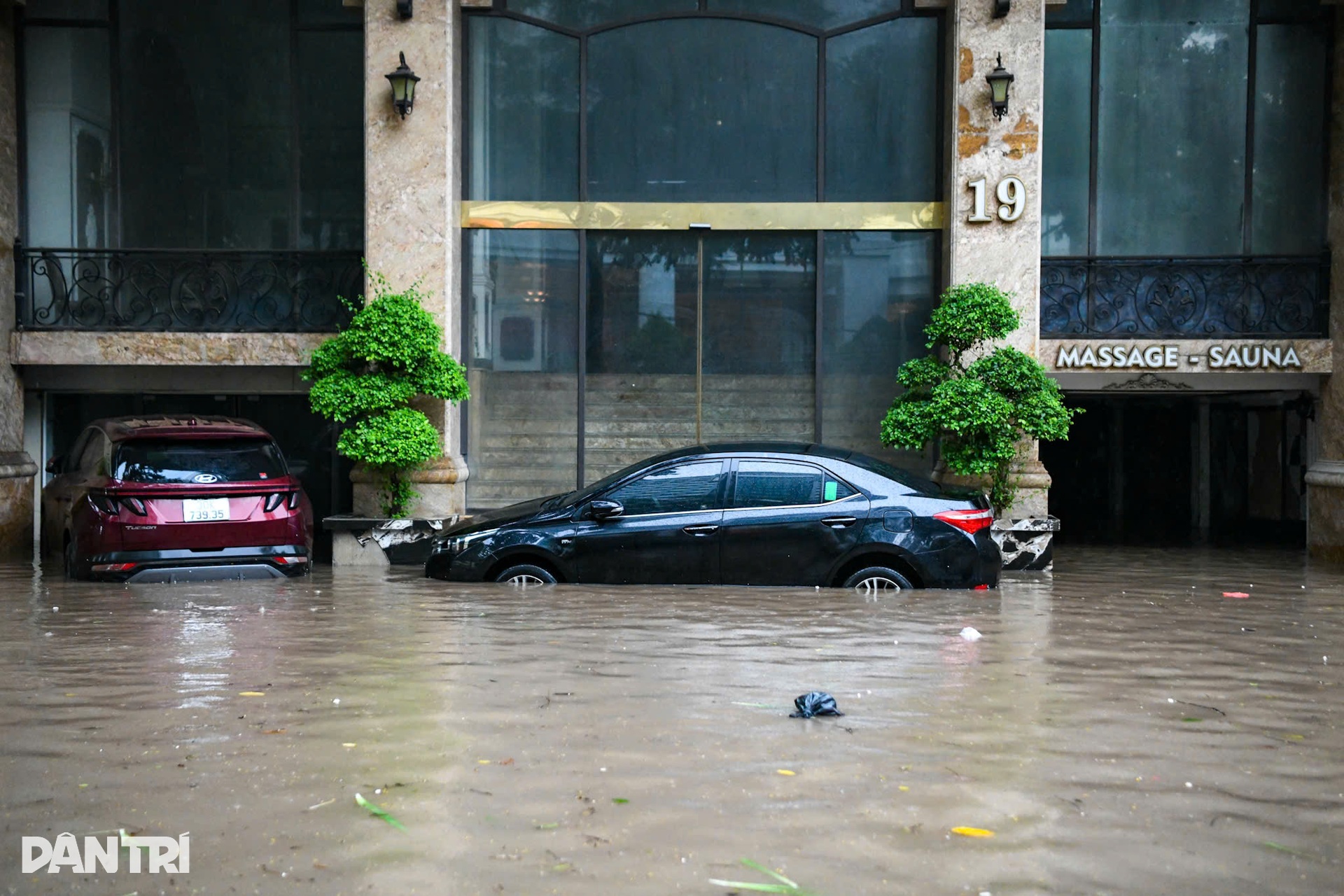 Hàng loạt xe sang bơi trong biển nước ngập ở Hà Nội - 6 Hàng loạt xe sang bơi trong biển nước ngập ở Hà Nội - 6