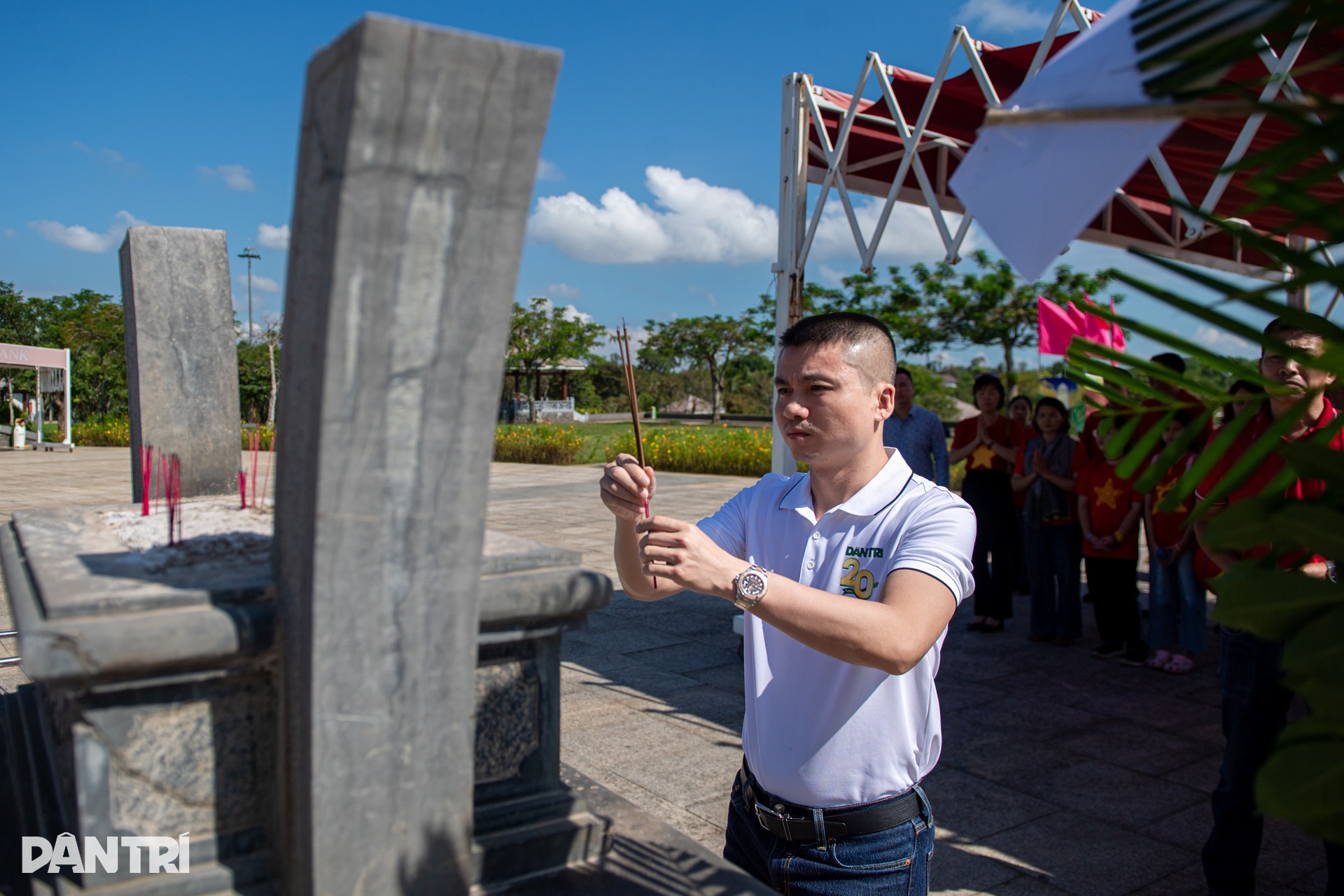 Khắc ghi công lao Mẹ Việt Nam Anh hùng và vị thuyền trưởng tàu không số - 5 Khắc ghi công lao Mẹ Việt Nam Anh hùng và vị thuyền trưởng tàu không số - 5