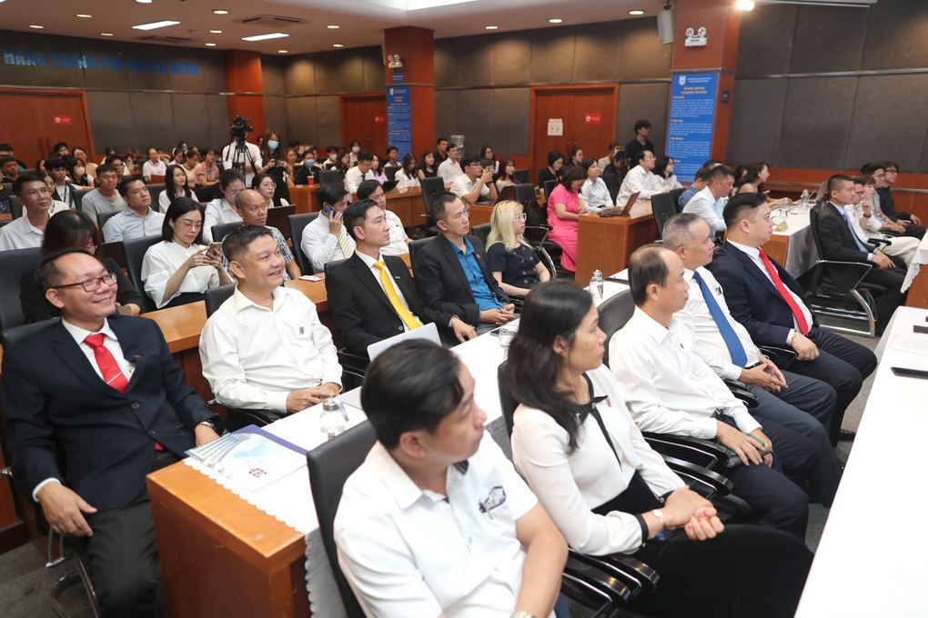 Hợp tác giữa Dân trí - Đại học Ngân hàng TPHCM: Thêm thông tin tài chính hữu ích đến độc giả - 5 Hợp tác giữa Dân trí - Đại học Ngân hàng TPHCM: Thêm thông tin tài chính hữu ích đến độc giả - 5