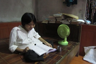 Nghị lực vượt khó của nữ sinh "tí hon"