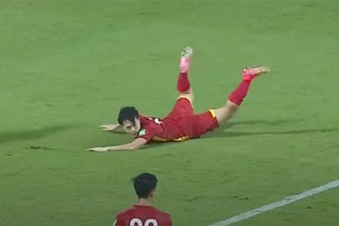 Văn Toàn nói gì sau tình huống ngã trong vòng cấm Malaysia?