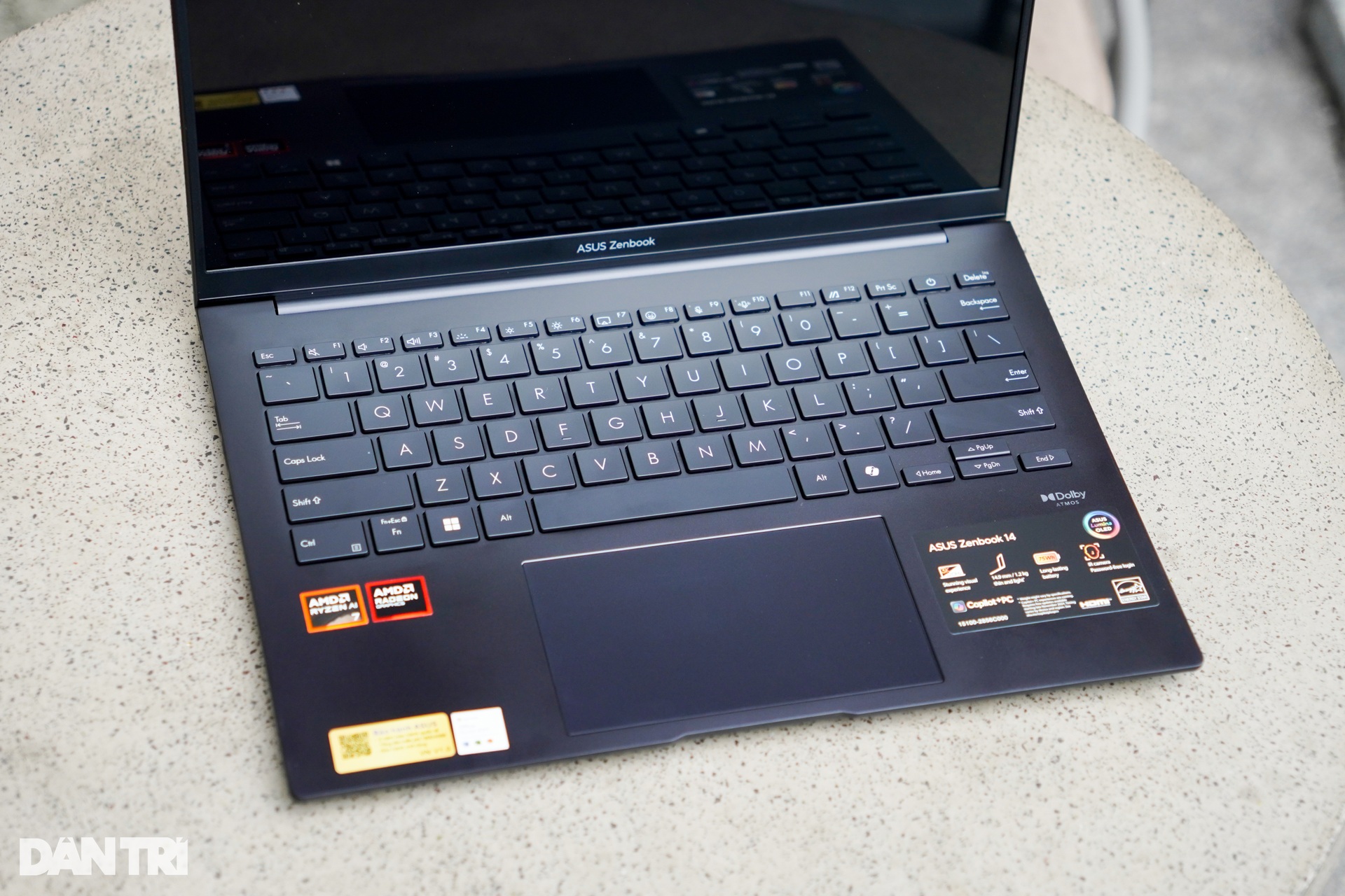 Đánh giá Asus Zenbook 14: Mỏng nhẹ, hiệu năng vừa phải - 10 Đánh giá Asus Zenbook 14: Mỏng nhẹ, hiệu năng vừa phải - 10