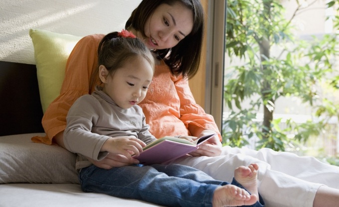 Cha mẹ nên nói chuyện cùng con về nội dung cuốn sách.