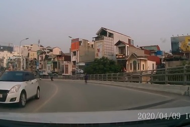 Tài xế phóng xe bạt mạng, lấn làn vượt xe khác trên cầu.