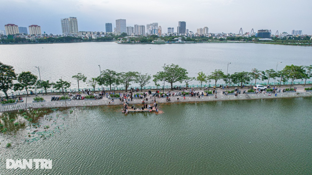 Người Hà Nội đổ tới xem hồ cá koi 12.000 con, vài trẻ em té ngã - 10 Người Hà Nội đổ tới xem hồ cá koi 12.000 con, vài trẻ em té ngã - 10