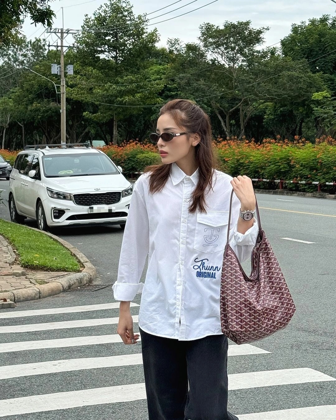 Hoa hậu Việt Nam 2014 khoác trên tay chiếc túi Goyard Bohème Hobo màu Burgundy (khoảng 3.340 USD - 82,2 triệu đồng). Túi có quai xách rộng nên dễ mang trên vai hoặc đặt trên khủyu tay.