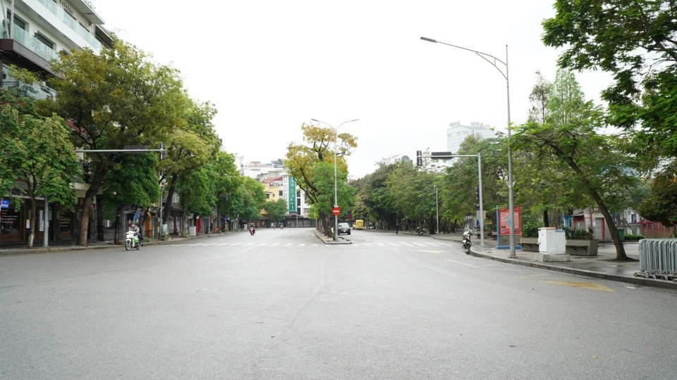 Hà Nội khác lạ trong những ngày xử phạt người vi phạm lệnh hạn chế ra đường - 1 Hà Nội khác lạ trong những ngày xử phạt người vi phạm lệnh hạn chế ra đường - 1