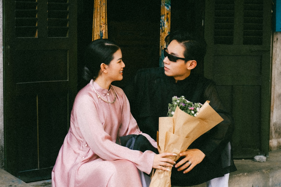 Diễn viên Mai Bích Trâm sánh đôi cùng Trương Quốc Huy dạo phố ngày Xuân - 10 Diễn viên Mai Bích Trâm sánh đôi cùng Trương Quốc Huy dạo phố ngày Xuân - 10