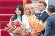 Tổng thống Pháp cùng Phu nhân thân mật, rạng rỡ lên chuyên cơ rời Việt Nam