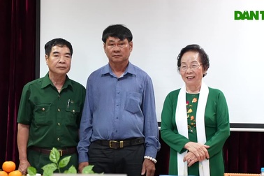 Trao Bảng vàng Khuyến tài cho 2 tác giả cuộc thi Nhân tài Đất Việt