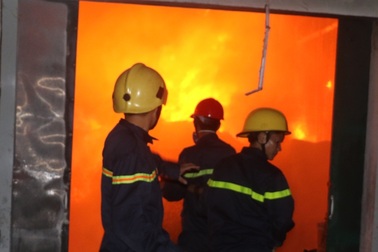 Nhà kho công ty sản xuất tăm, đũa cháy ngùn ngụt suốt 5 tiếng