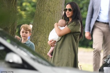 Công nương Meghan Markle bế con đi xem chồng chơi polo
