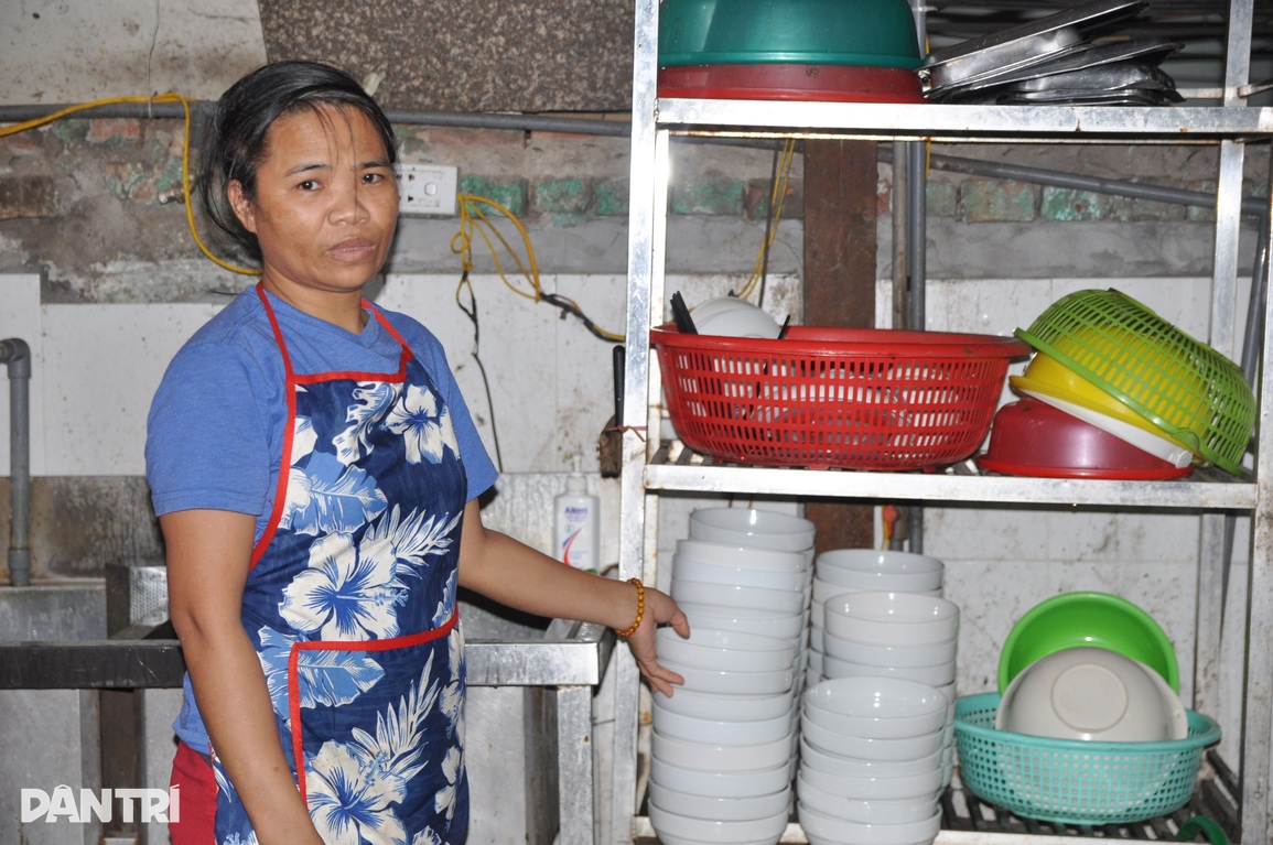 Chồng chết, mẹ đơn thân rửa bát thuê chật vật chữa bệnh cho con - 2 Chồng chết, mẹ đơn thân rửa bát thuê chật vật chữa bệnh cho con - 2