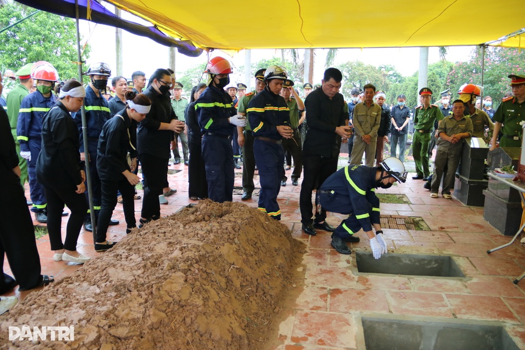 Em yên tâm an nghỉ, gia đình rất tự hào về em! - 14 Em yên tâm an nghỉ, gia đình rất tự hào về em! - 14
