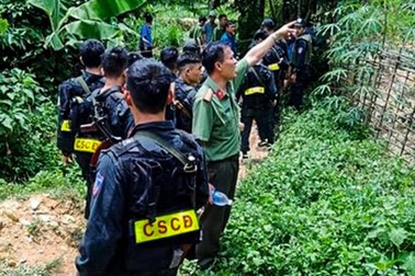 Đâm trọng thương 4 người rồi bỏ trốn vào rừng