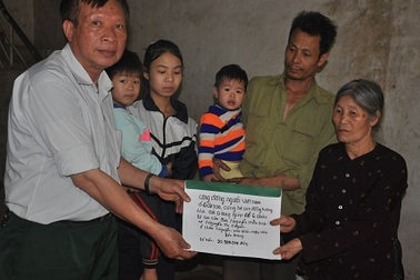 Cộng đồng người Việt tại Ukraine tặng sổ tiết kiệm đến 6 chị em mồ côi