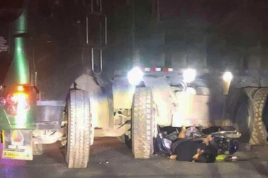 Xe máy "kẹp 3" lao vào ô tô tải, 3 người thương vong