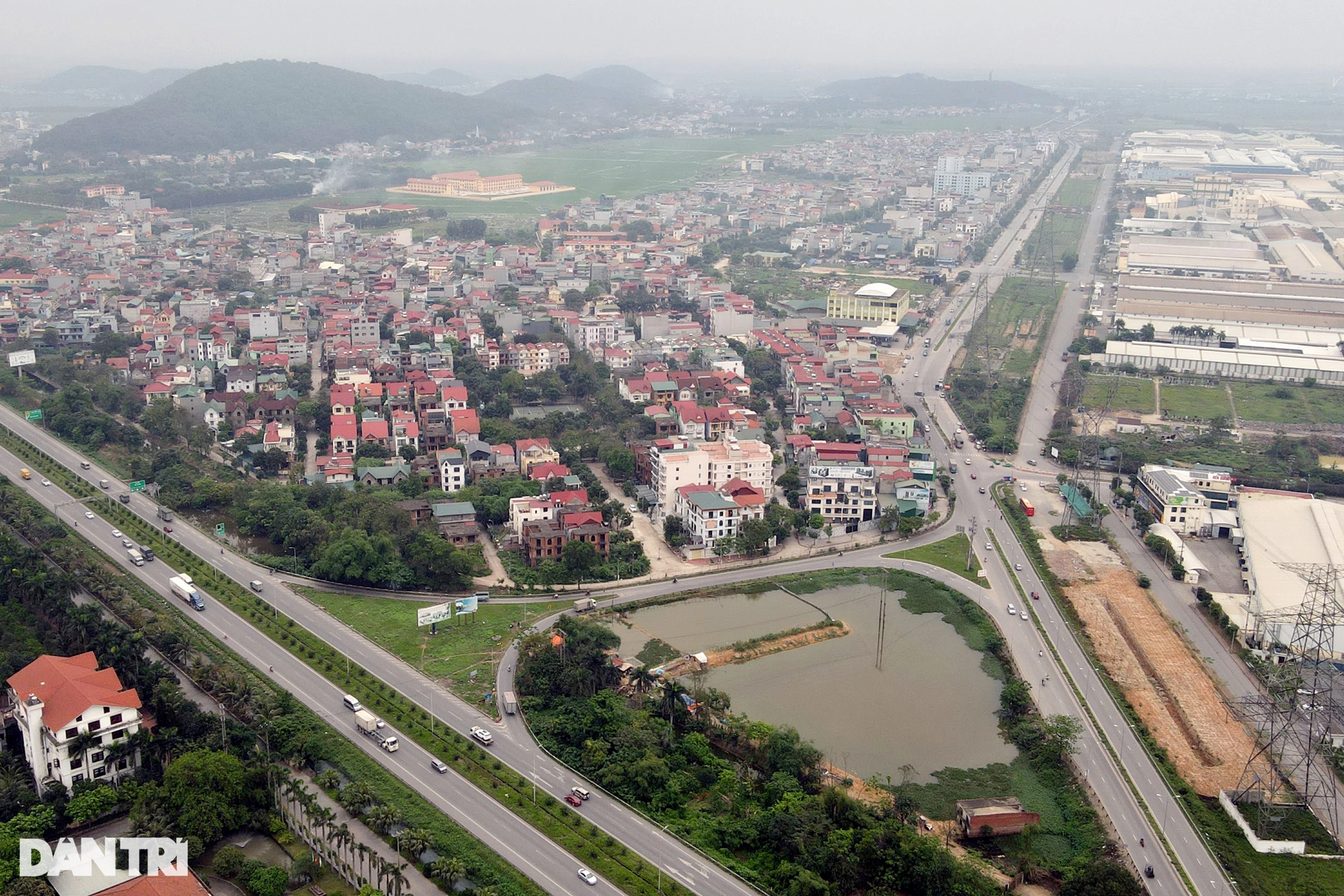 Loạt biệt thự bỏ hoang, là chỗ nuôi gà trong khu đô thị tuổi đời gần 20 năm - 1 Loạt biệt thự bỏ hoang, là chỗ nuôi gà trong khu đô thị tuổi đời gần 20 năm - 1