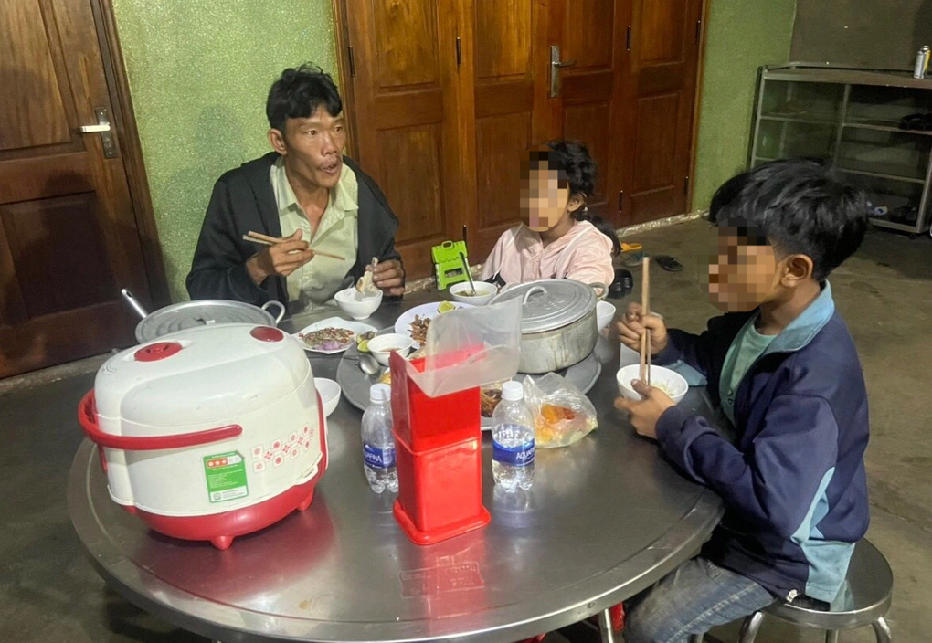 Không có việc làm, bố dắt hai con đi bộ từ Đắk Nông về Trà Vinh - 1 Không có việc làm, bố dắt hai con đi bộ từ Đắk Nông về Trà Vinh - 1