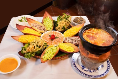 "Gắp mỏi tay" món lẩu "triết lý", trang trí màu mè ở Phan Thiết