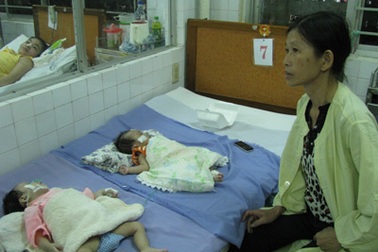 Bé Lê Như Quỳnh đã xuất viện về trung tâm trẻ mồ côi Quế Sơn