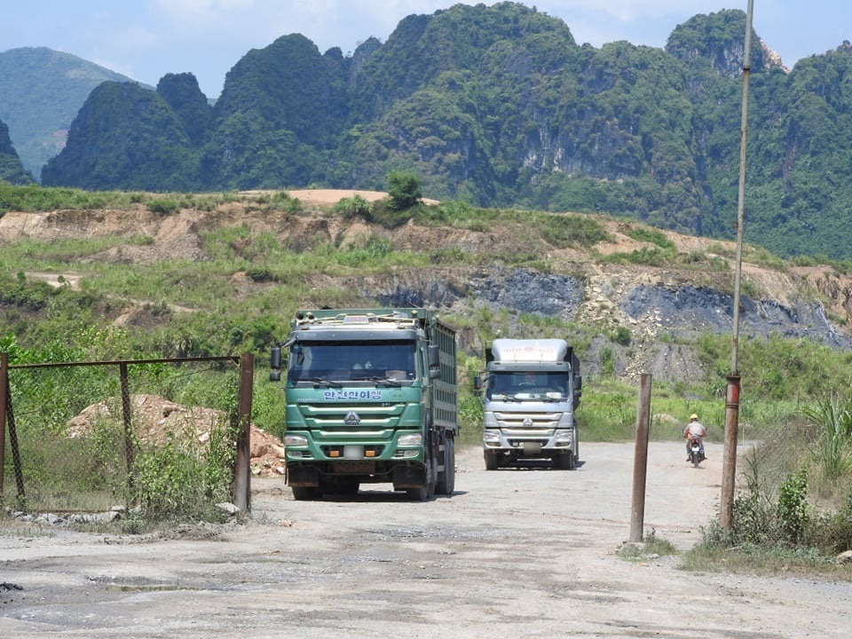 “Chim mồi” đeo bám thanh tra giao thông, gây khó việc xử lý xe quá tải - 2 “Chim mồi” đeo bám thanh tra giao thông, gây khó việc xử lý xe quá tải - 2