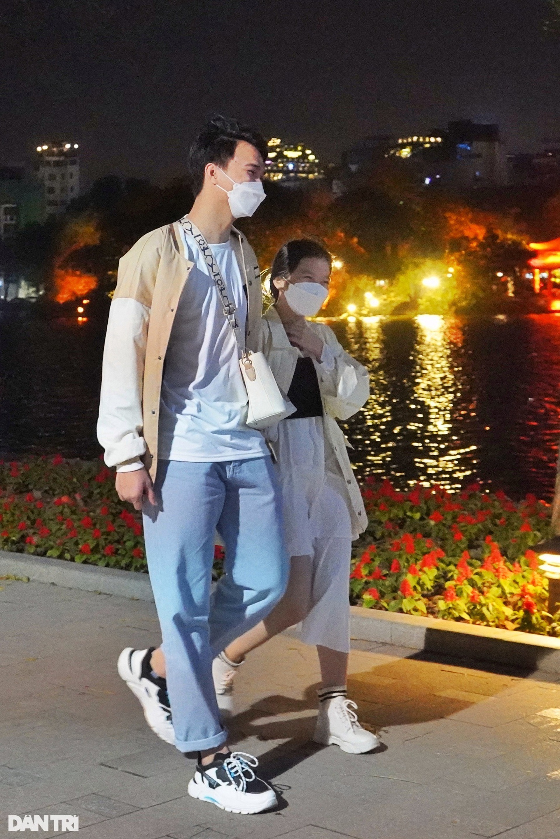 Giới trẻ Hà Nội tình tứ hẹn hò tối 8/3 - 3