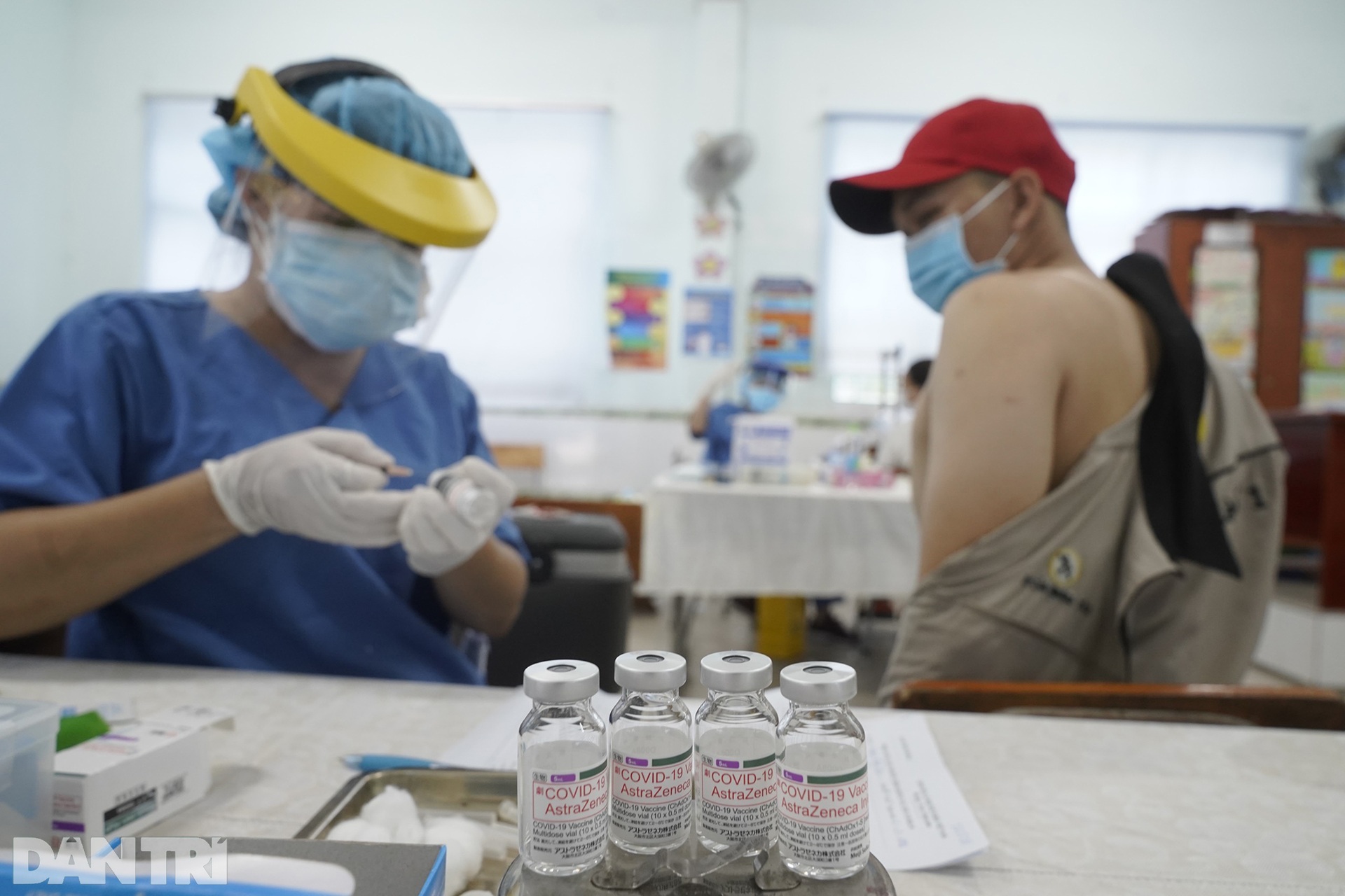 TPHCM tăng tốc tiêm vắc xin ngừa Covid-19, dân xếp hàng dài chờ tới lượt - 18