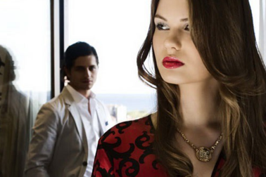 Sếp già mặt cắt không còn giọt máu khi vợ xuất hiện lúc đang "âu yếm" nhân viên