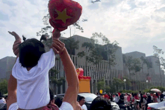 Hàng đoàn máy bay “gầm rú” qua bầu trời Hà Nội, người dân phấn khích reo hò