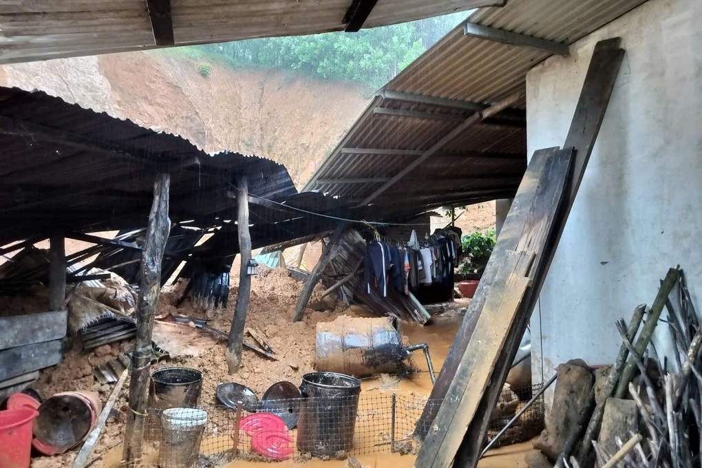 Mưa đặc biệt lớn, nước chảy trên đường như thác đổ - 3 Mưa đặc biệt lớn, nước chảy trên đường như thác đổ - 3