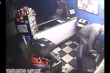 Ăn phát búa vào đầu vì tội lấy trộm đồ