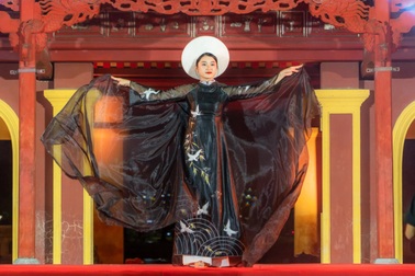 Ngắm các bộ sưu tập áo dài "Hà Nội - Huế - Sài Gòn" tỏa sáng bên sông Hương