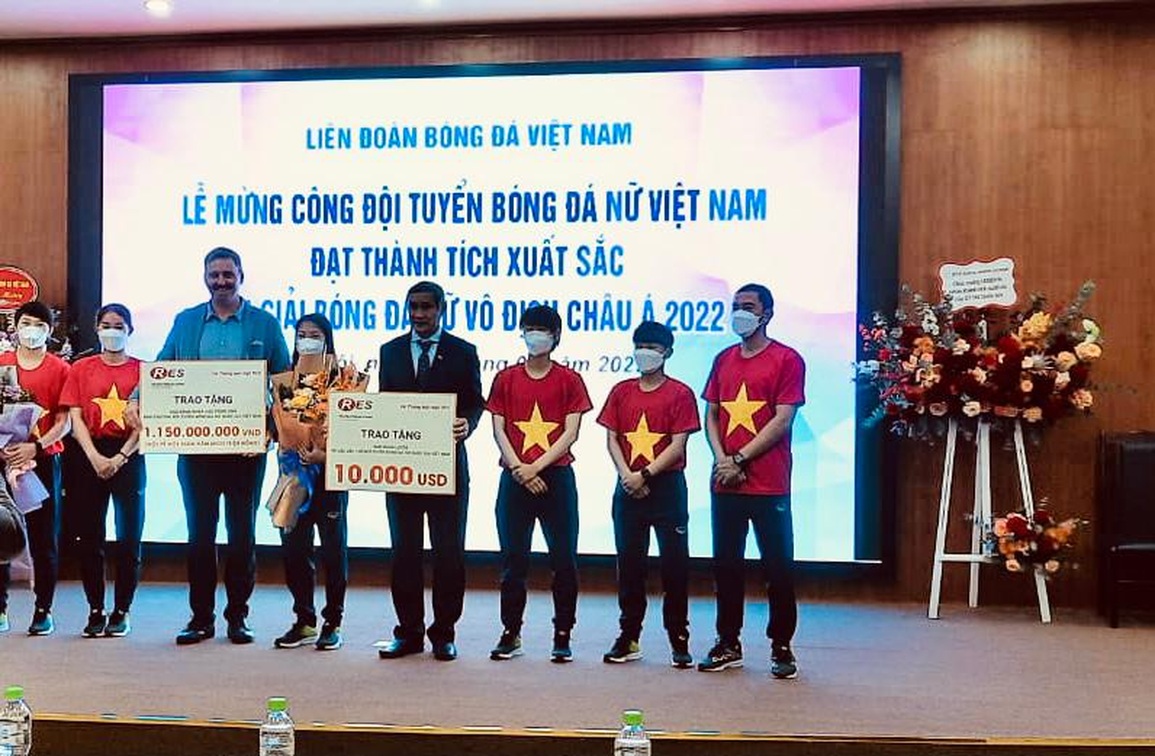 Trung tâm anh ngữ RES trao tặng đội tuyển bóng đá nữ Việt Nam 10.000 USD - 1 Trung tâm anh ngữ RES trao tặng đội tuyển bóng đá nữ Việt Nam 10.000 USD - 1