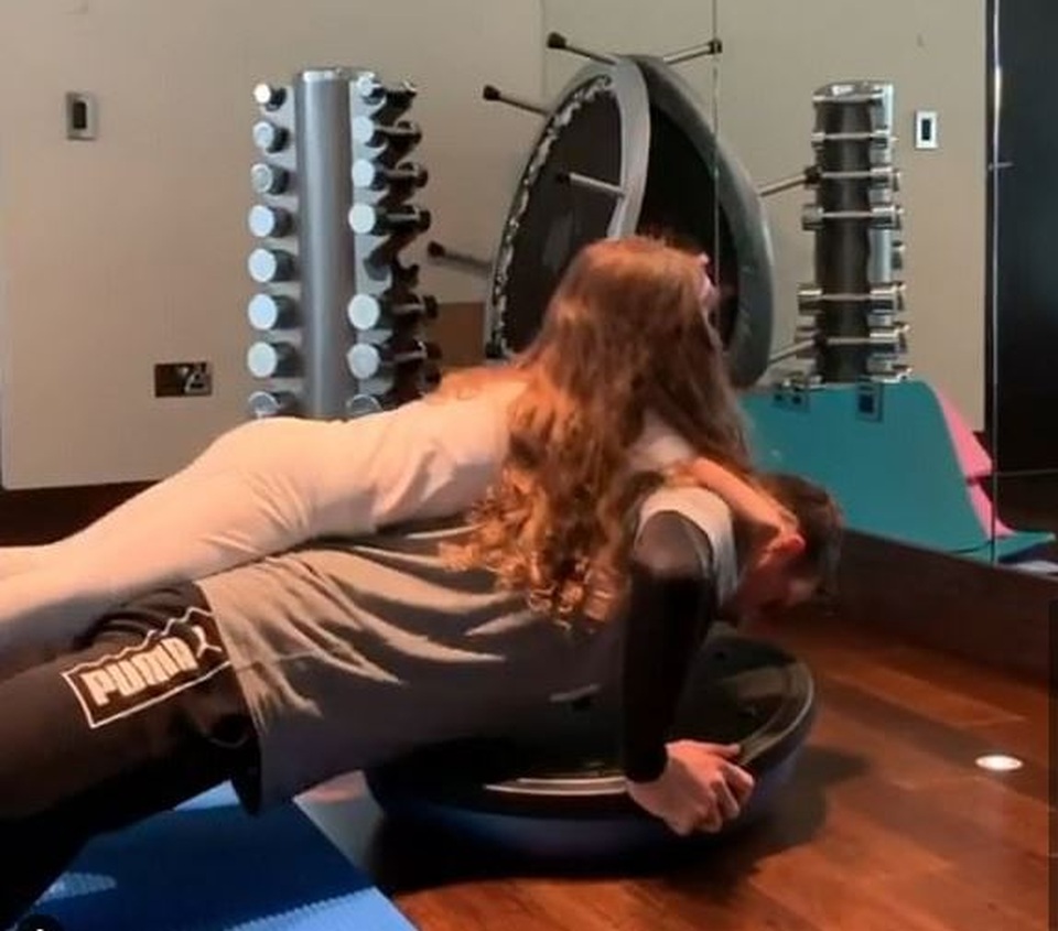 Ngôi sao Man Utd lộ bí quyết giữ cơ bụng 6 múi giữa mùa dịch - 1 Ngôi sao Man Utd lộ bí quyết giữ cơ bụng 6 múi giữa mùa dịch - 1