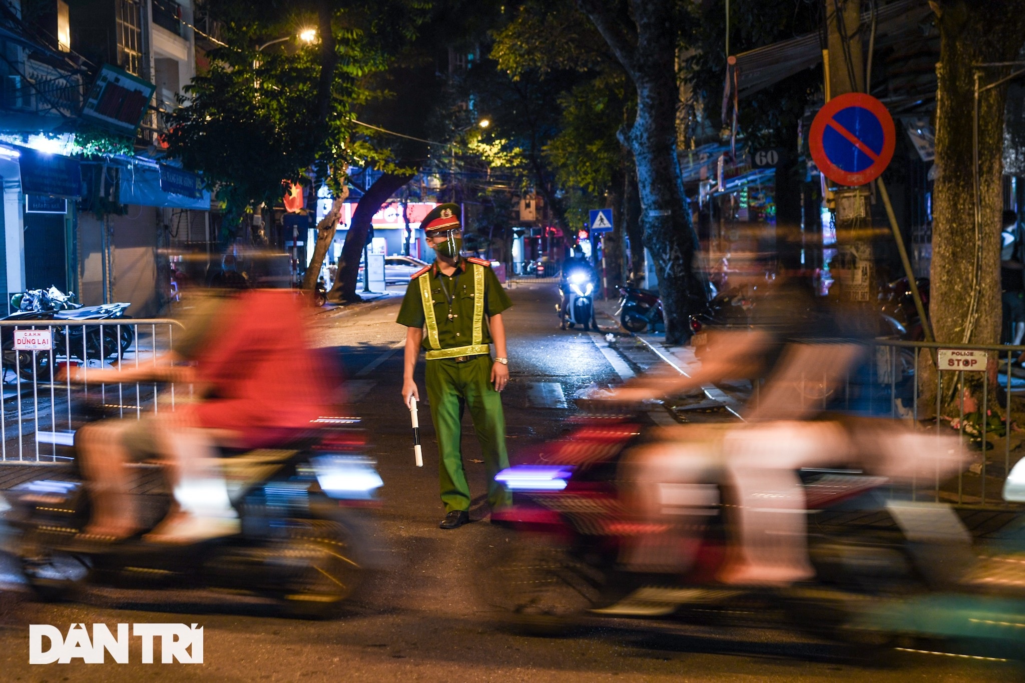 Phố Hàng Mã đông đúc bất ngờ tối Trung thu, công an lập nhiều chốt chặn - 13 Phố Hàng Mã đông đúc bất ngờ tối Trung thu, công an lập nhiều chốt chặn - 13
