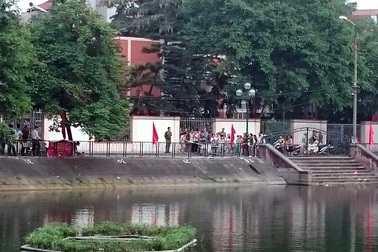 Hà Nội: Bé trai sơ sinh bị vứt ở bờ hồ