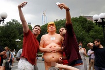 Tượng Trump khỏa thân bí ẩn xuất hiện khắp nơi