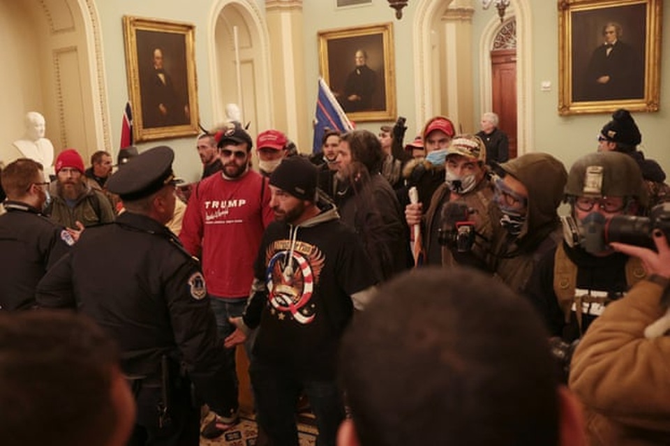 Tòa nhà quốc hội Mỹ tê liệt vì người biểu tình ủng hộ ông Trump - 15 Tòa nhà quốc hội Mỹ tê liệt vì người biểu tình ủng hộ ông Trump - 15